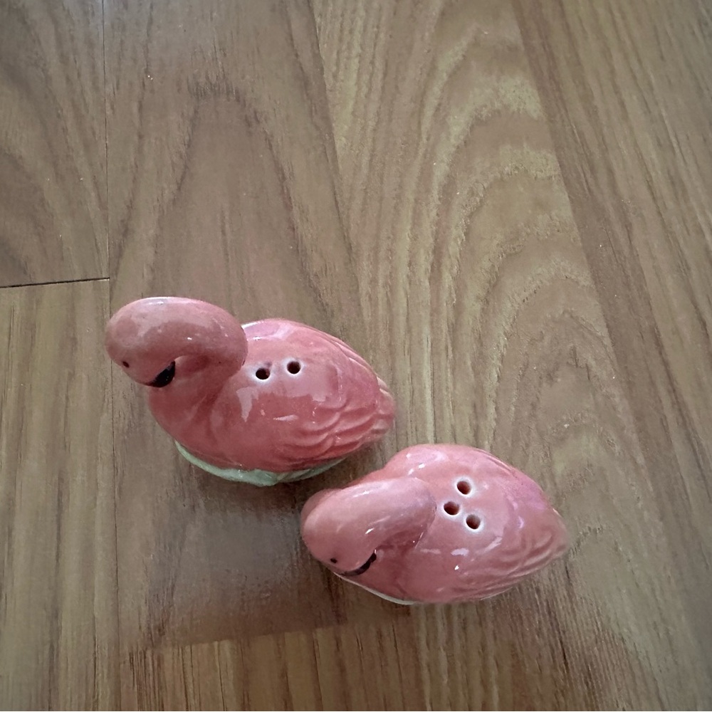 Pink Flamingo Salt and Pepper Shakers - Picture 2 of 4